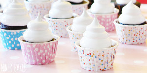 Schokoladen Cupcakes mit Erdnussbutter Füllung und Marshmallow Frosting - von niner bakes